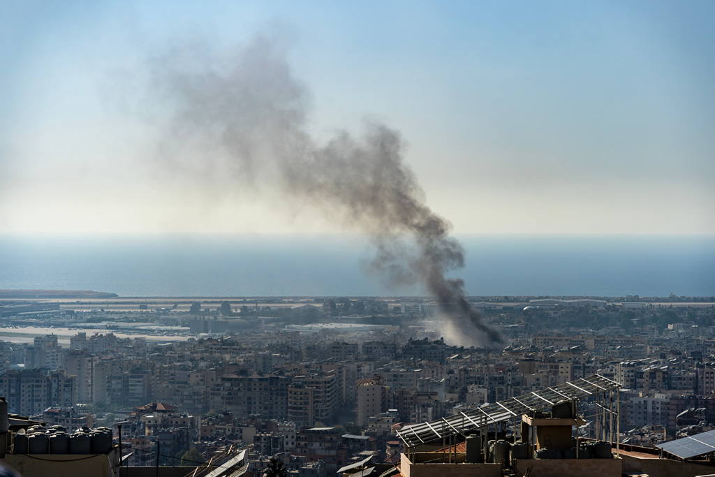 Fum&eacute;e s'&eacute;levant apr&egrave;s une frappe a&eacute;rienne isra&eacute;lienne sur la banlieue sud de Beyrouth, au Liban, dans le cadre du conflit entre le Hezbollah et Isra&euml;l en octobre 2024. Ali Chehade Farhat. Adobe Stock